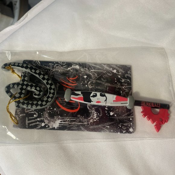 DISNEY CRUELLA KEY AND LIMITED EDITION PIN (NEW) - Picture 2 of 6